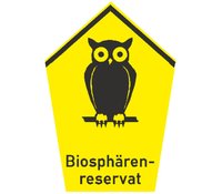 Tabuľka s informáciou o ochrane prírody so symbolom lesnej sovy