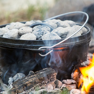 Dutch-Oven-mit-gluhender-Kohle-auf-Feuer